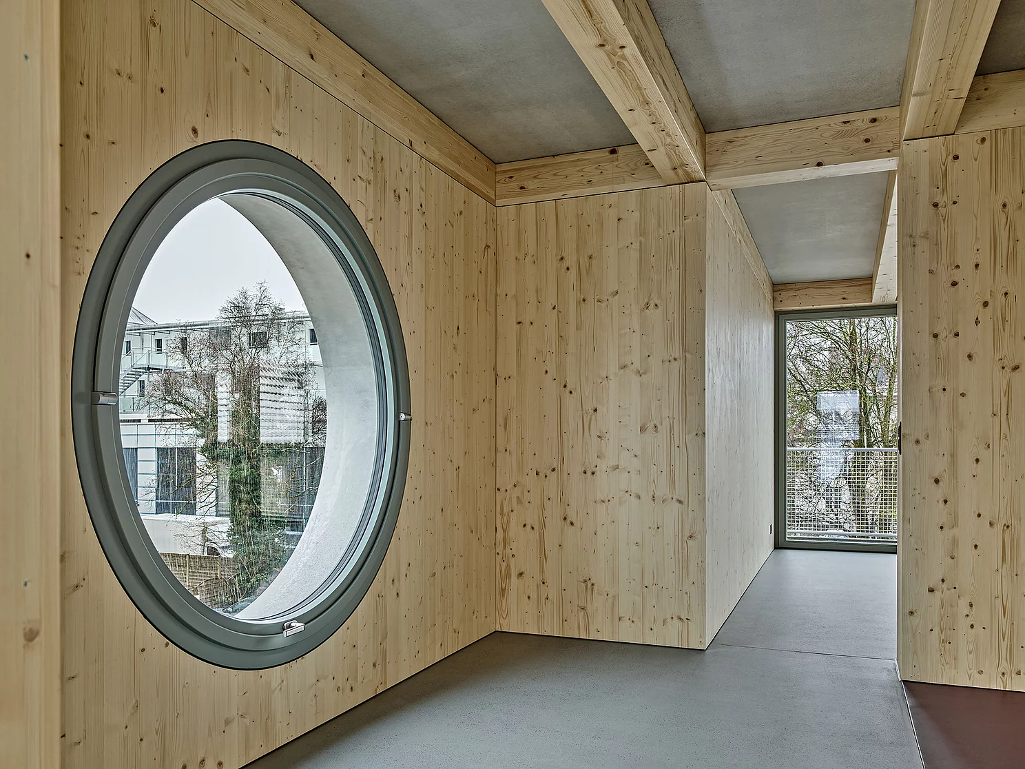 Innenbereich Atelierhaus Obach mit Wänden aus drei schicht Platten